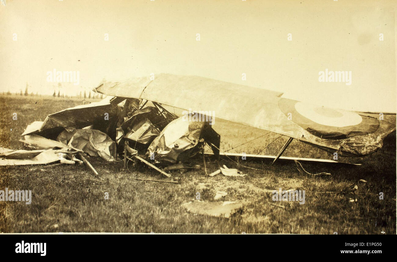 Le Nieuport 82 était un avion de chasse français utilisé pendant la première Guerre mondiale. Cette image commémore l'accident du lieutenant Stunkard lors d'une mission de combat, marquant une perte tragique dans la guerre aérienne. Banque D'Images