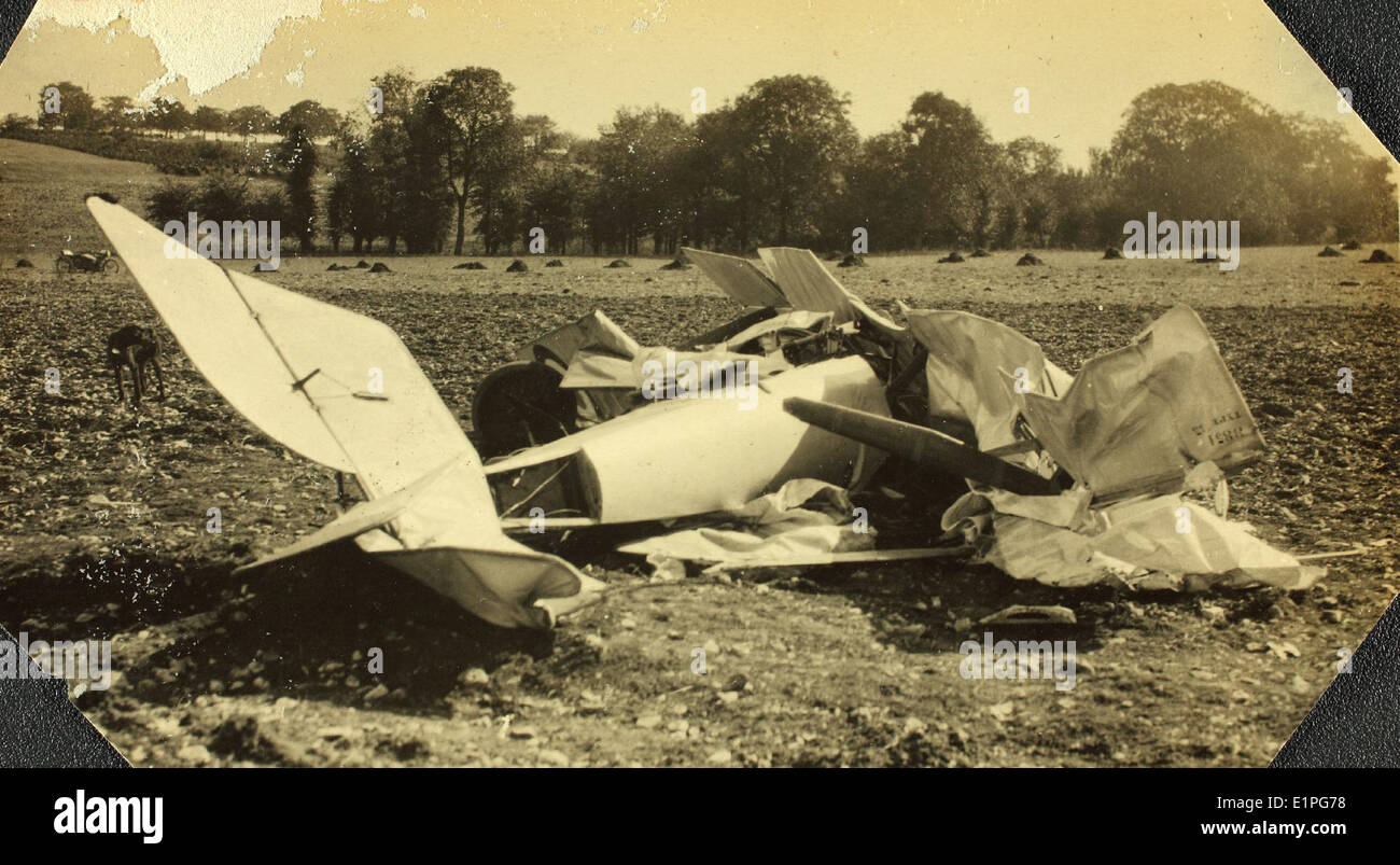 Cette photographie montre l'épave d'un Nieuport 83, un avion de chasse français, après un écrasement pendant la première Guerre mondiale. L'avion, piloté par le lieutenant Anderson, faisait partie des premiers combats aériens pendant la guerre, représentant les dangers et les défis technologiques auxquels les aviateurs ont été confrontés pendant la Grande Guerre. Banque D'Images