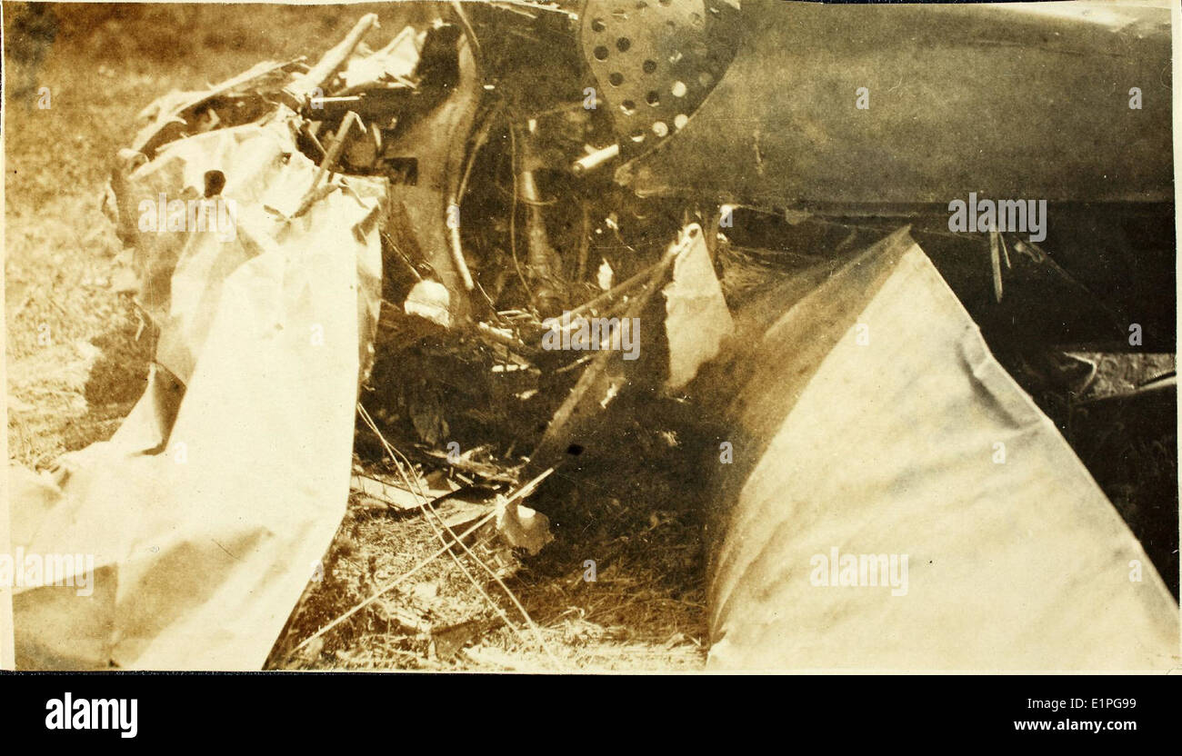 Cette photo montre l'épave d'un Nieuport 17, l'un des chasseurs français les plus efficaces de la première Guerre mondiale. L'accident s'est produit lors d'une mission impliquant le lieutenant Neville, un pilote aux premiers jours du combat aérien. Banque D'Images