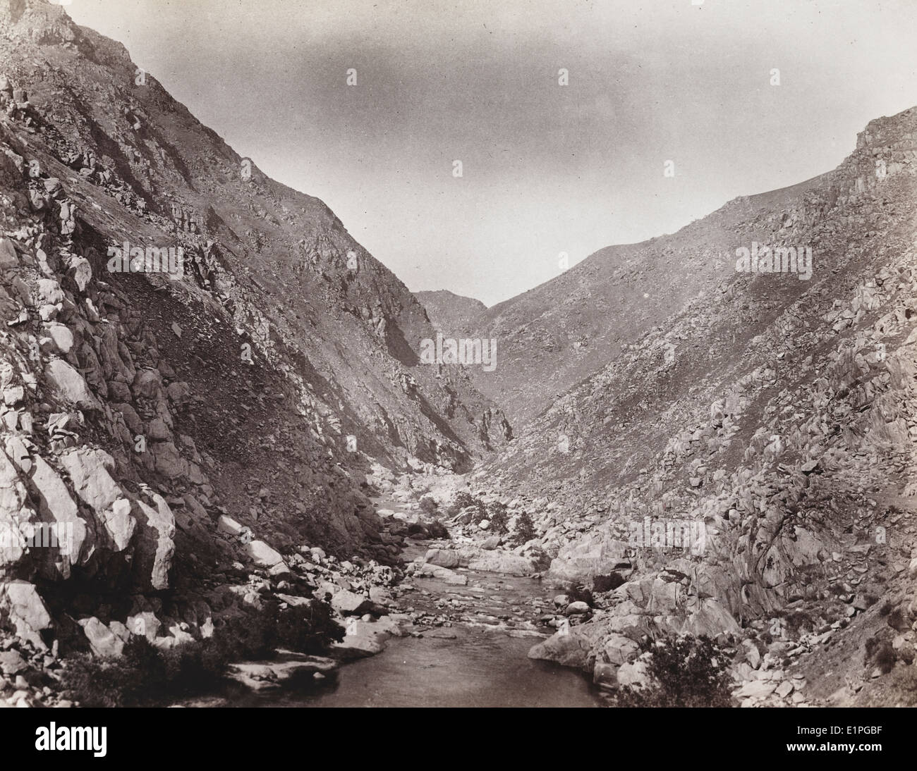 Kern River Canon - une vue de la Kern River Canyon dans les collines au pied des montagnes de la Sierra Nevada, comté de Kern, en Californie. 1888 Banque D'Images