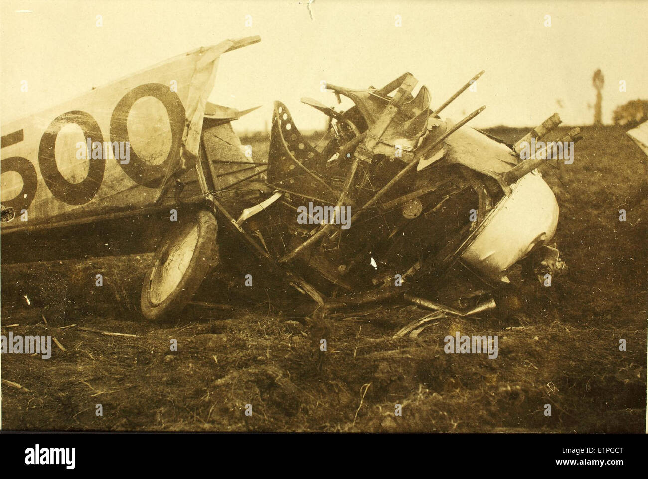 Pendant la première Guerre mondiale, le lieutenant McGuilkins s'écrase sur son Nieuport 27, un biplan français utilisé par les Alliés. L'avion était un chasseur clé pendant la guerre, connu pour sa vitesse et son agilité. Cet accident fait partie des dures réalités du combat aérien de la Grande Guerre, qui a coûté la vie à de nombreux pilotes dans les puissances alliées et centrales. Banque D'Images