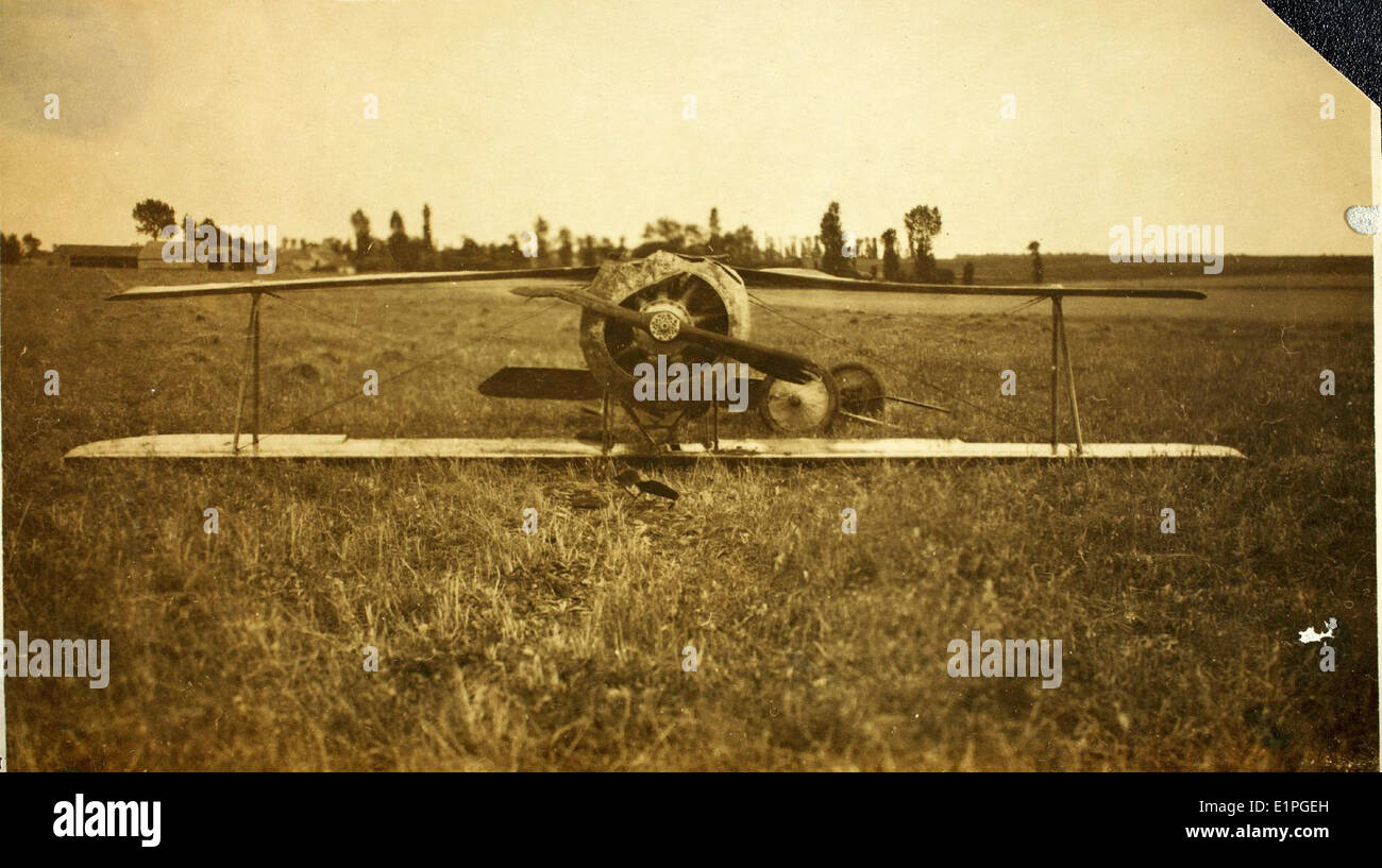 Pendant la première Guerre mondiale, le lieutenant Jones des forces alliées s'écrase sur son avion de chasse Nieuport 24. Le Nieuport 24 était un biplan français utilisé pour la reconnaissance et le combat aérien pendant la guerre. Banque D'Images