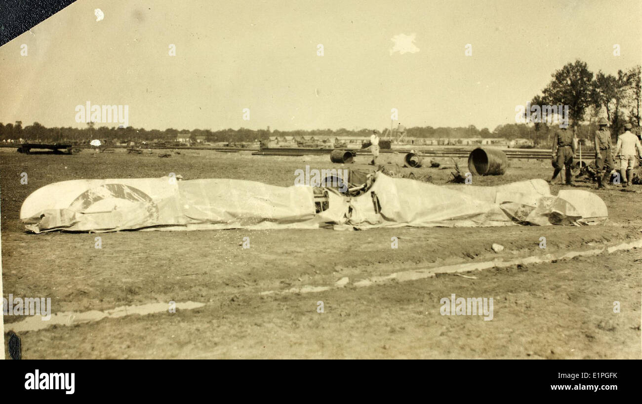 Cette image représente les conséquences d'un accident d'avion de la première Guerre mondiale impliquant un Nieuport 24, piloté par le Lt. Hunak. Le Nieuport 24 était un chasseur monoplace français largement utilisé pendant la guerre. L'écrasement met en évidence les risques auxquels les pilotes étaient confrontés pendant le combat aérien et les dures réalités des débuts de l'aviation. Banque D'Images