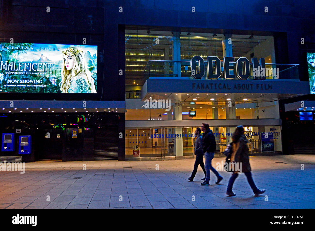 Cinéma Odéon la nuit, Leicester Square, West End, Londres, Angleterre, Royaume-Uni Banque D'Images