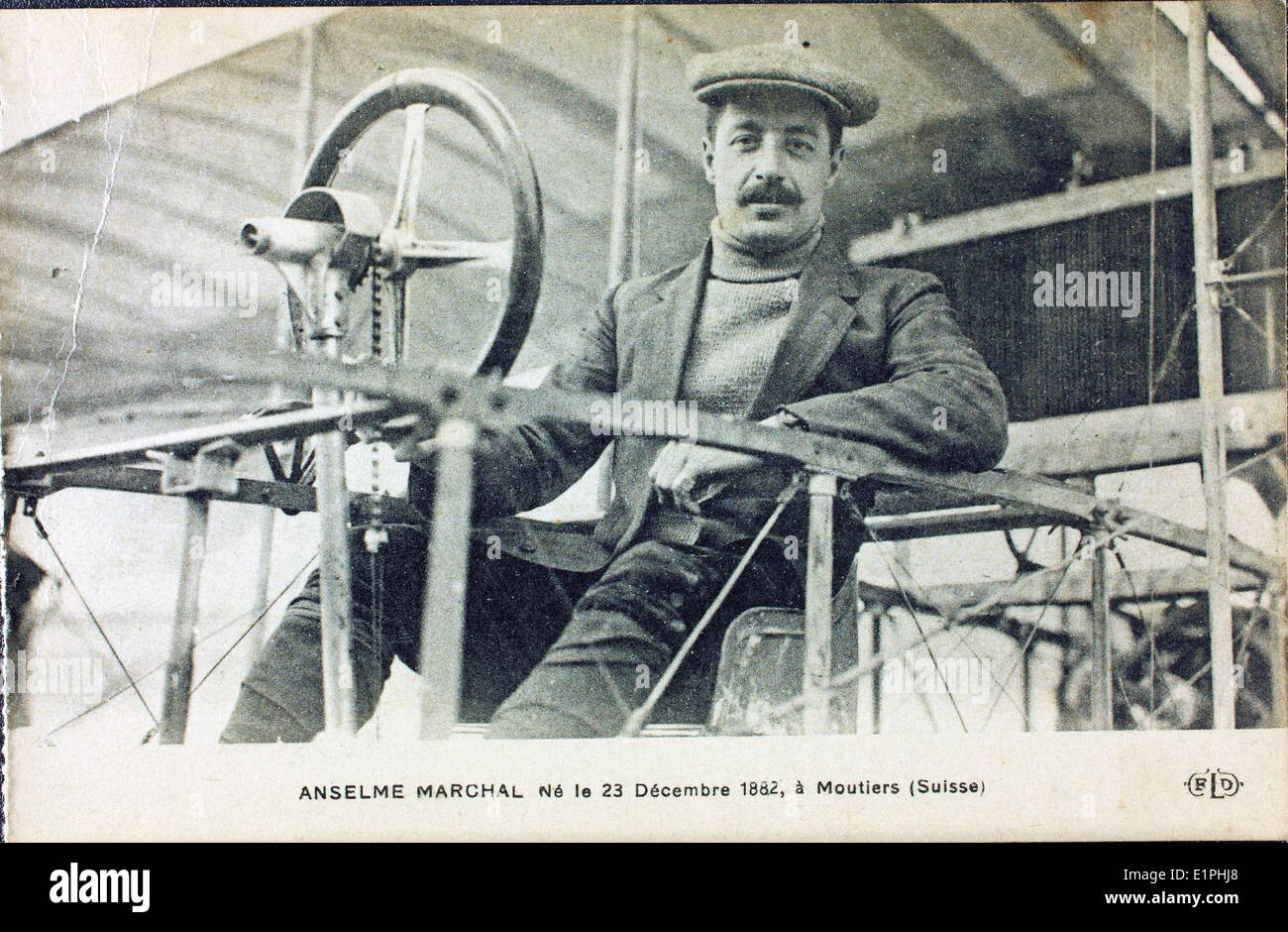 L'aviateur français était une figure clé pendant la première Guerre mondiale, représentant les efforts de l'aviation française dans le conflit. Le rôle des aviateurs comme celui-ci souligne l'importance de la puissance aérienne dans les stratégies tactiques de la guerre. Banque D'Images