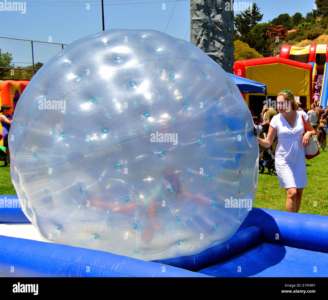 Girl playing in bulle en plastique au festival Banque D'Images