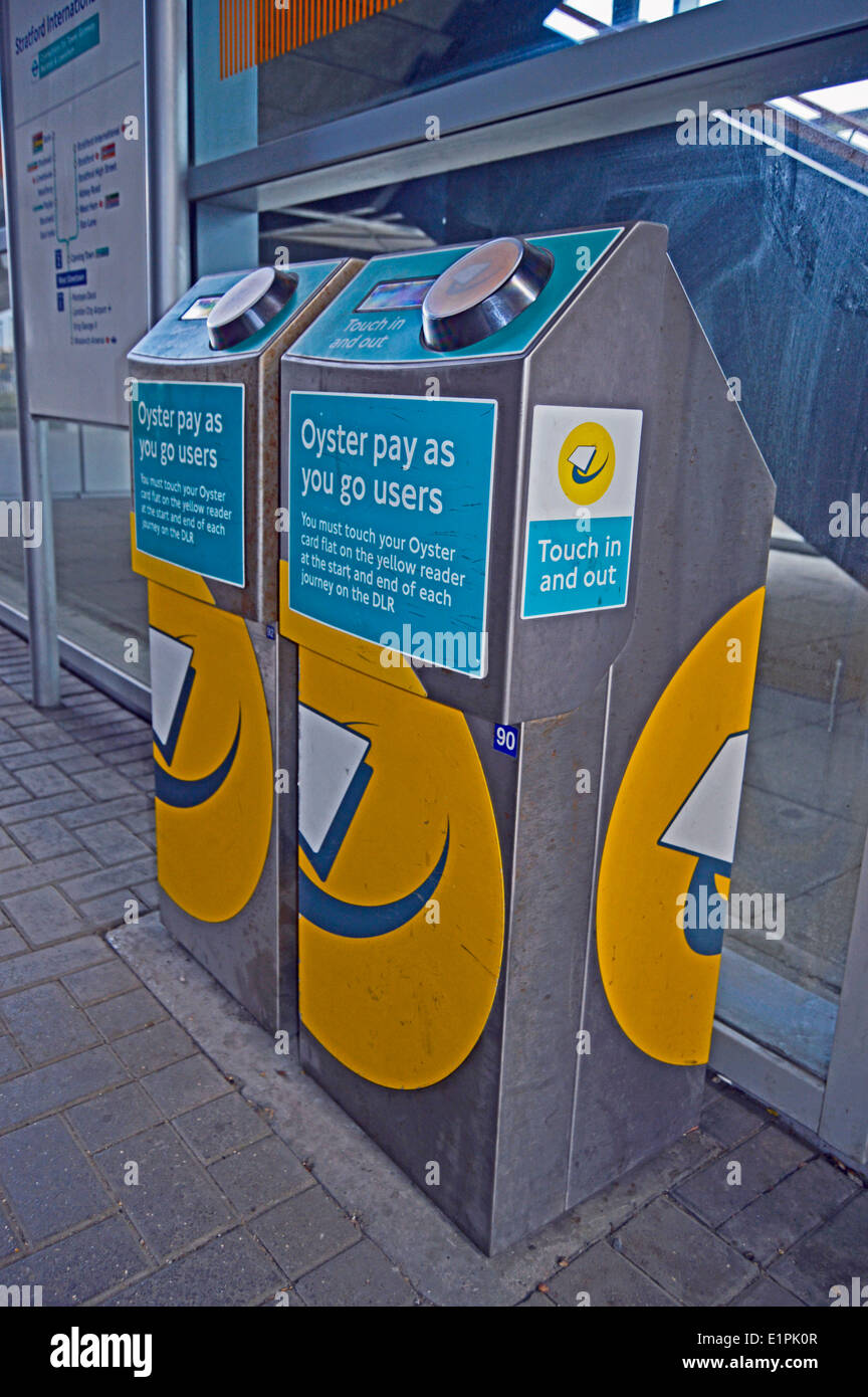 La station de DLR West Silvertown Oyster card touch-in touch-out reader, Londres, Angleterre, Royaume-Uni Banque D'Images