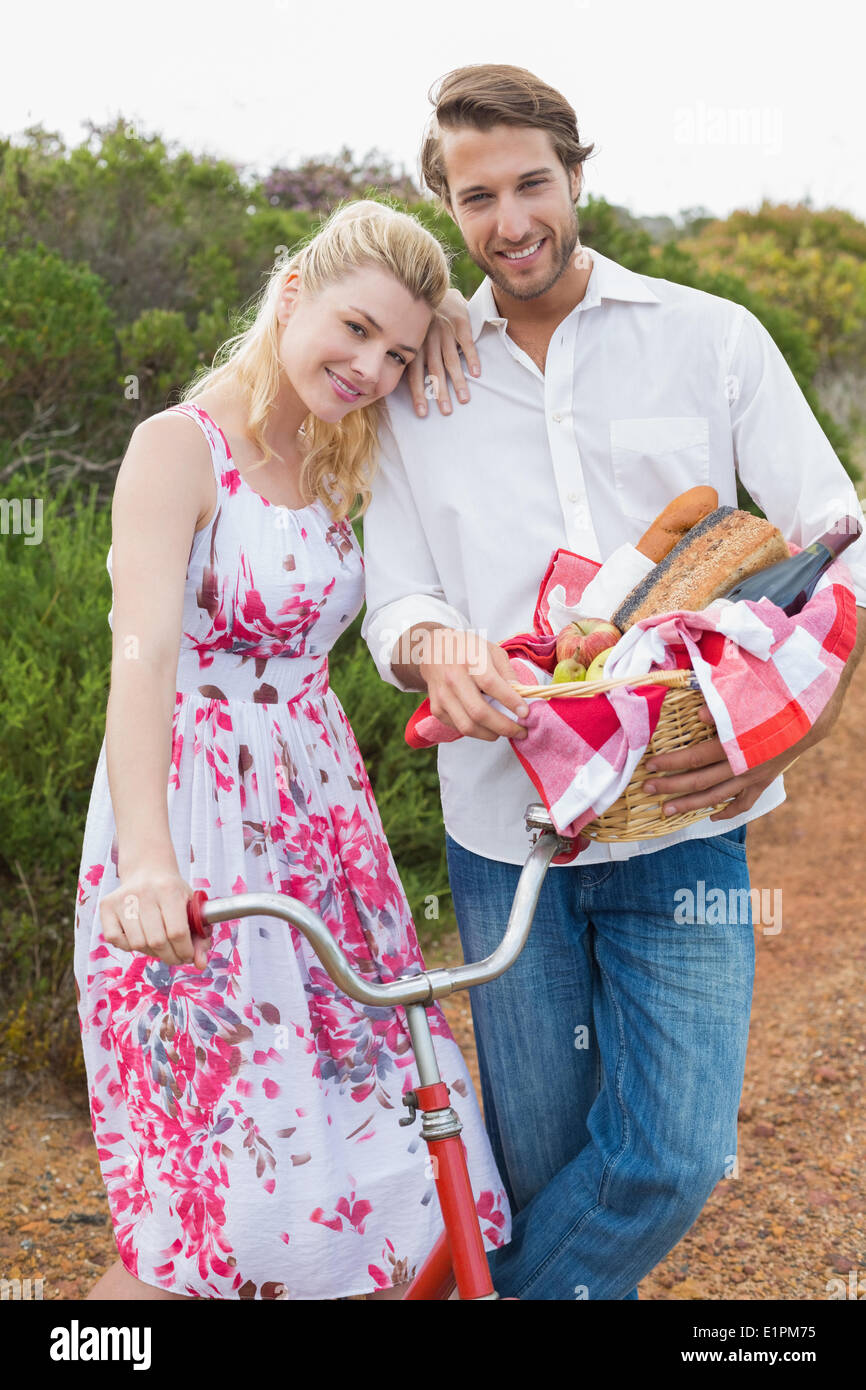 Cute couple passe pour un pique-nique smiling at camera Banque D'Images