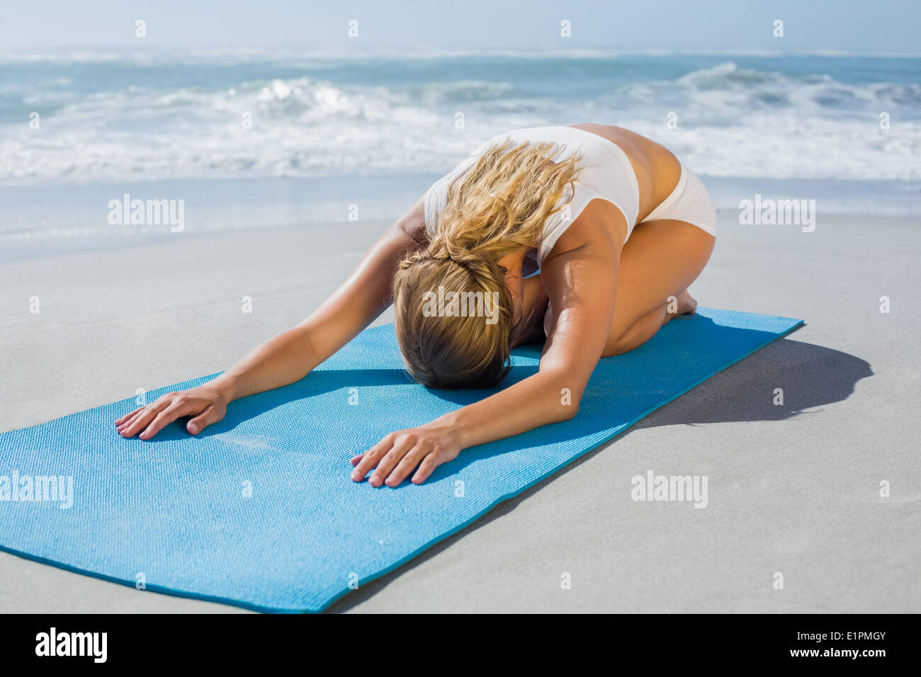 Superbe blonde fit childs posent sur la plage Banque D'Images