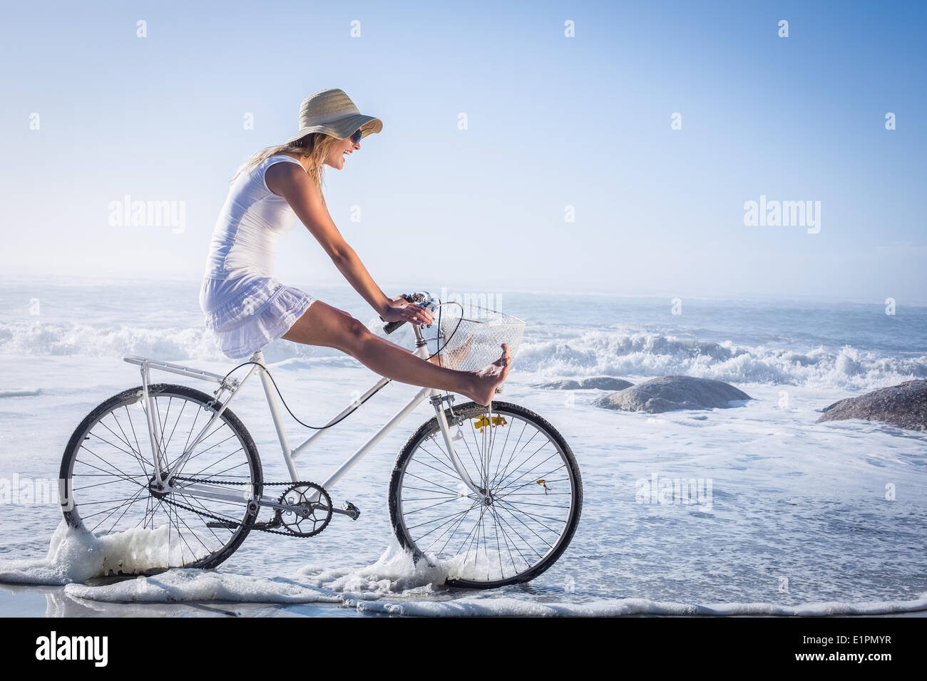 Gorgeous happy blonde sur une promenade en vélo à la plage Banque D'Images