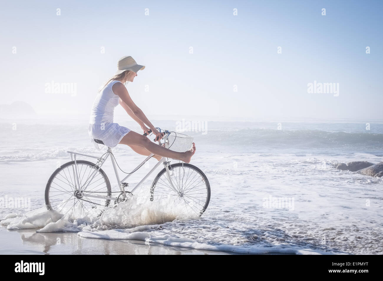 Gorgeous happy blonde sur une promenade en vélo à la plage Banque D'Images