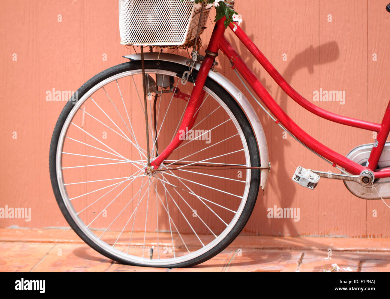 La roue avant de l'ancien mur en bois brun et vélos. Banque D'Images