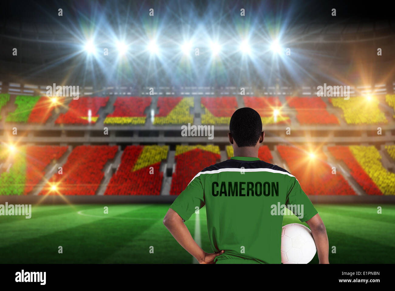 Image composite du Cameroun football player holding ball Banque D'Images