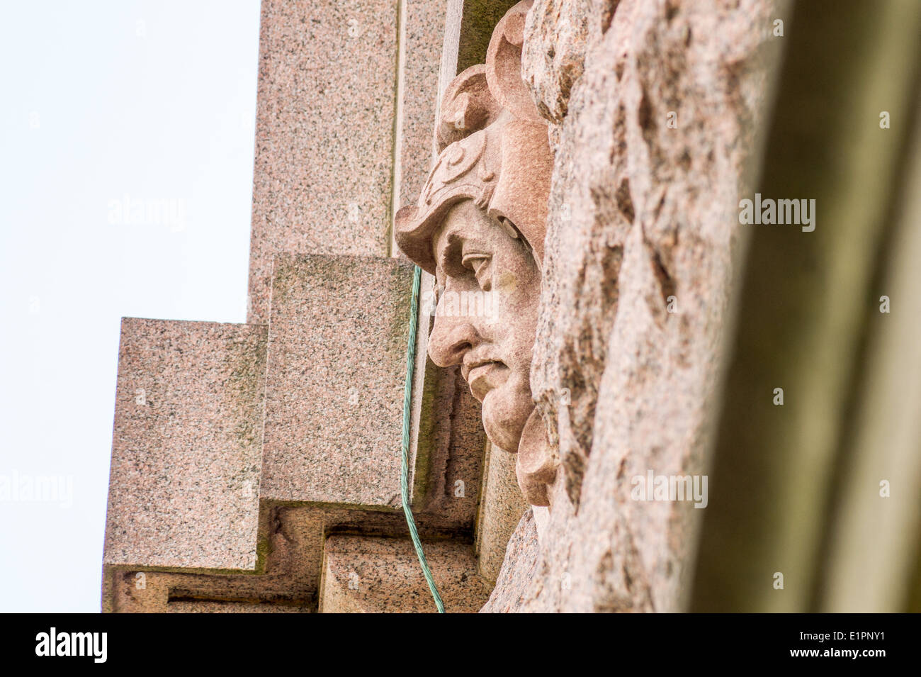 Statue de tête humaine qui sort d'un mur Banque D'Images