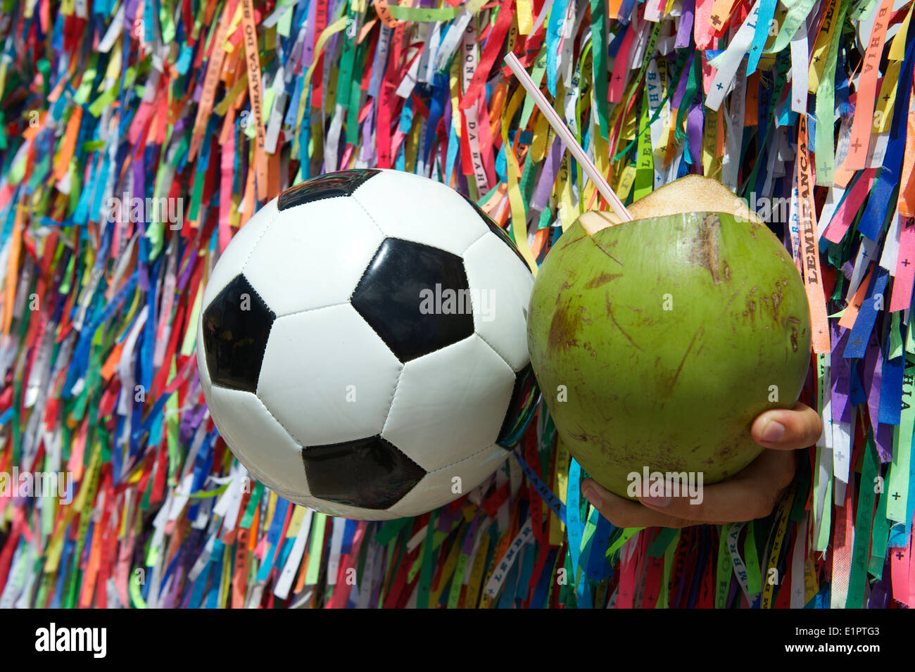 La culture brésilienne avec football ballon de soccer et de noix de coco gelado coco vert frais au mur de rubans souhaite à Salvador de Bahia au Brésil Banque D'Images