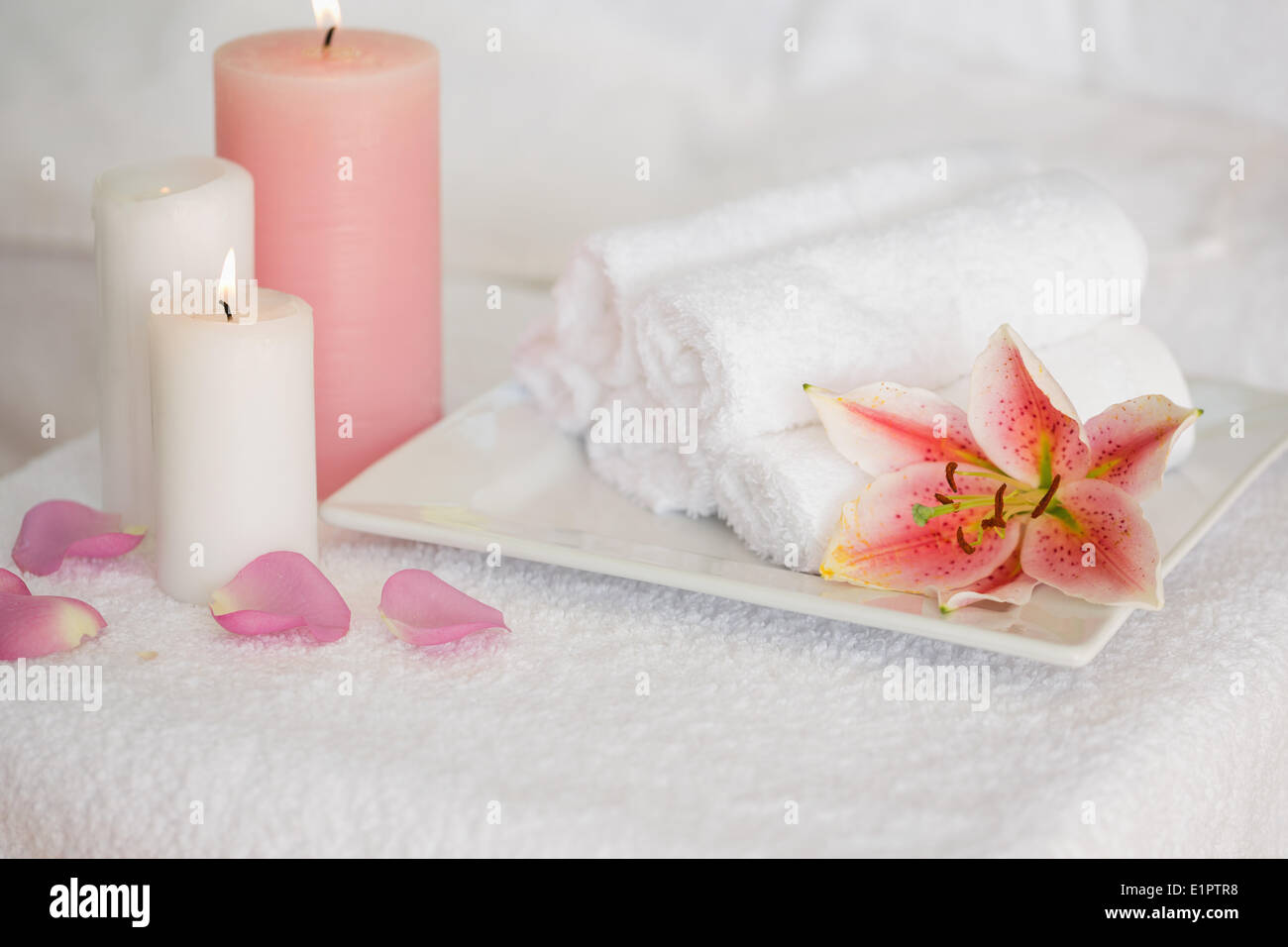 Bougies et serviettes blanc frais avec Lily Banque D'Images