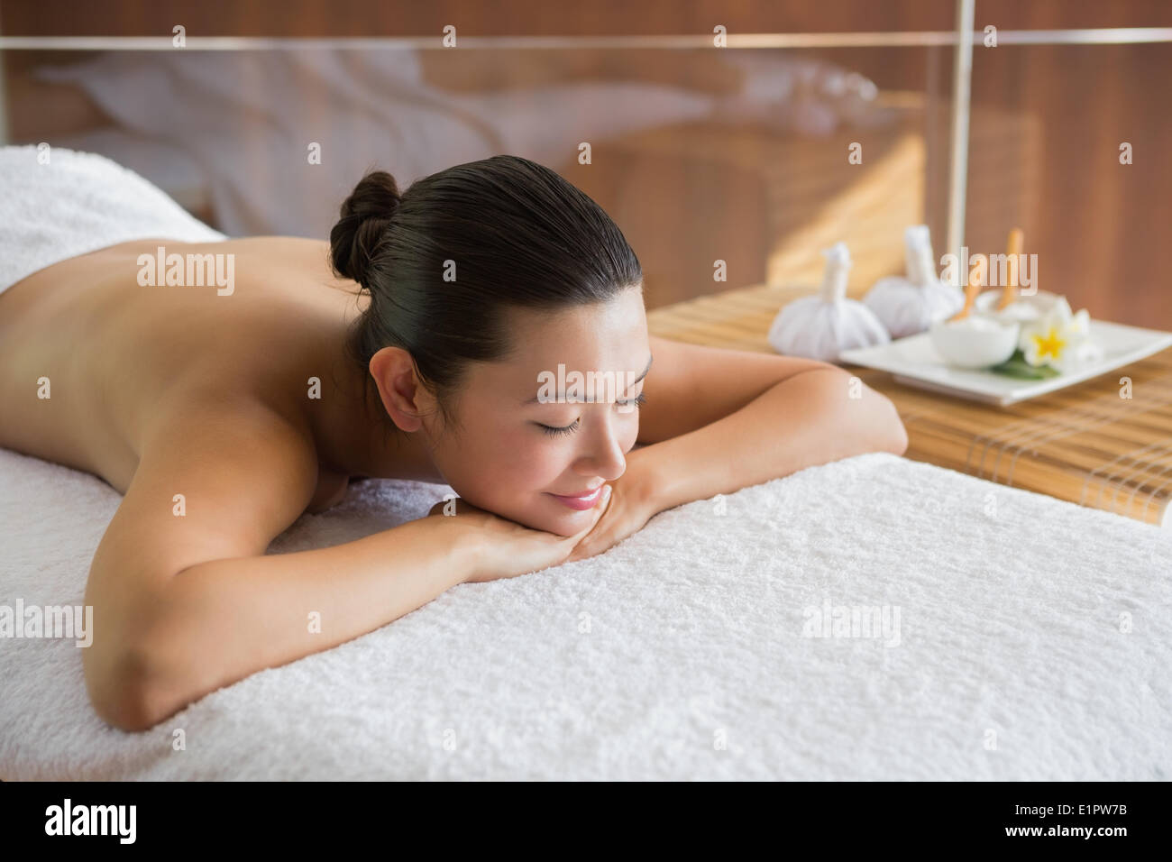 Content brunette relaxing on massage table Banque D'Images