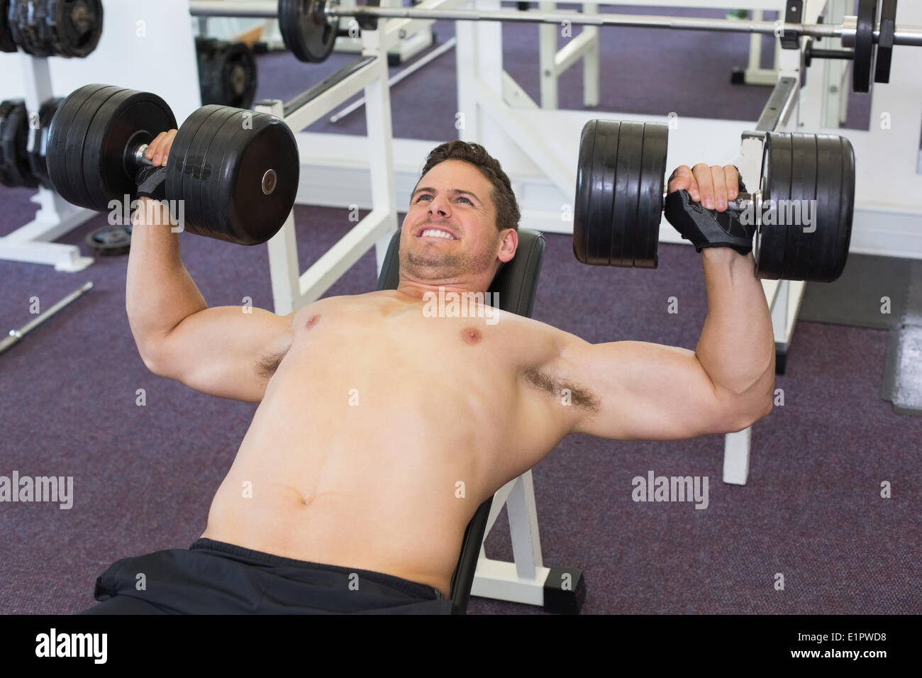 Bodybuilder torse nu de soulever des poids lourds haltères allongé sur banc  Photo Stock - Alamy