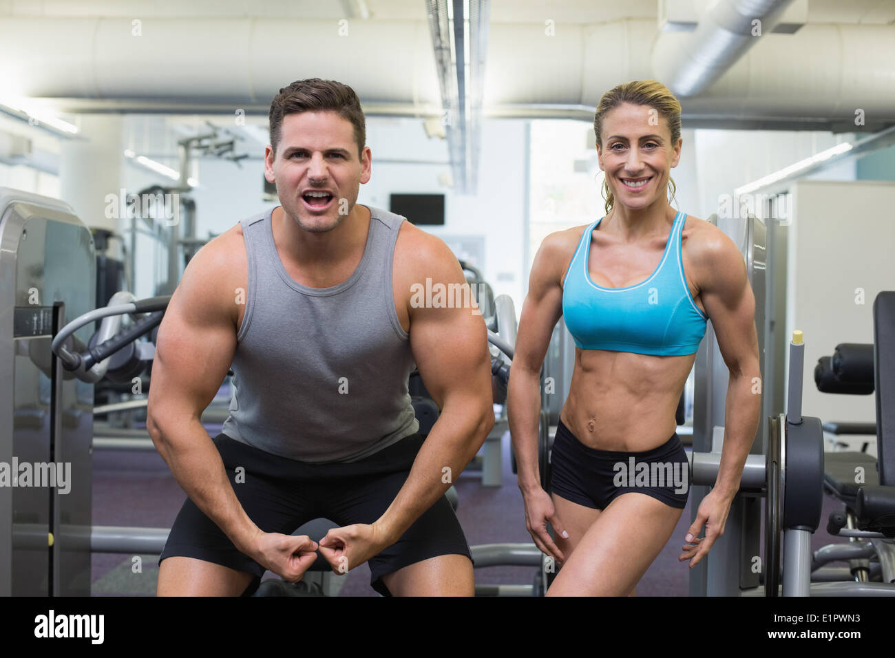 L'homme et la femme Bodybuilding posing for the camera Banque D'Images