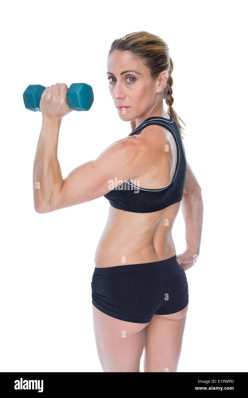 Femme bodybuilder tenant une haltère bleu looking at camera Banque D'Images