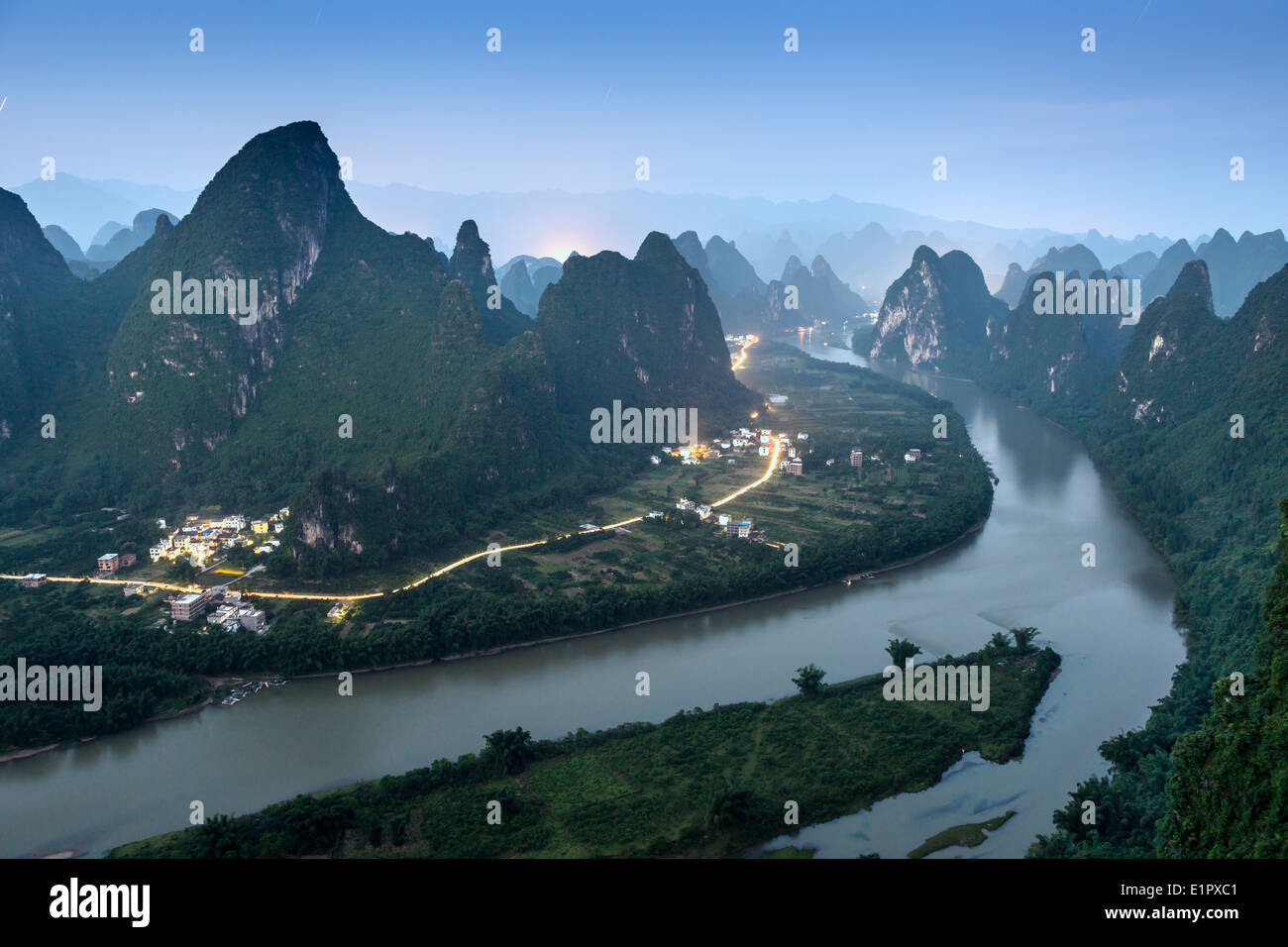 Paysage de montagnes karstiques sur la rivière Li à Xingping, Province du Guangxi, Chine. Banque D'Images