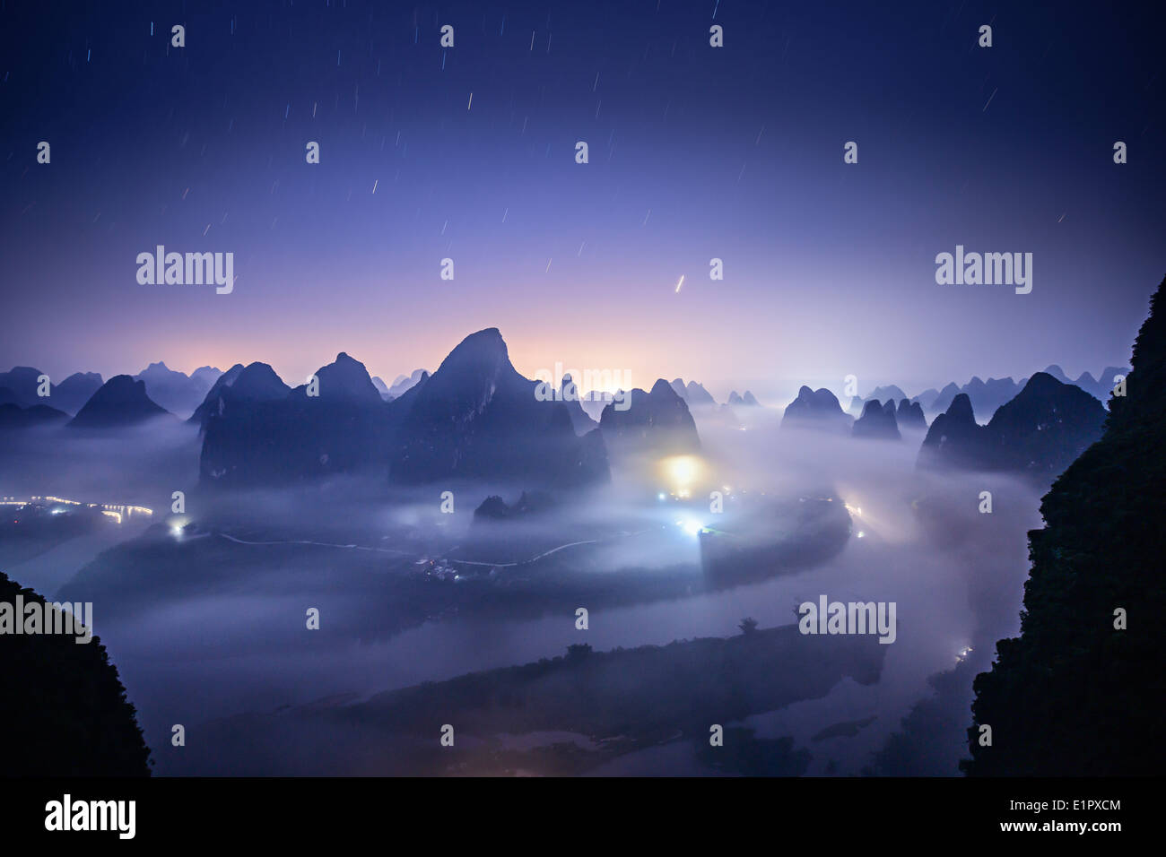 Paysage de montagnes karstiques sur la rivière Li à Xingping, Province du Guangxi, Chine. Banque D'Images