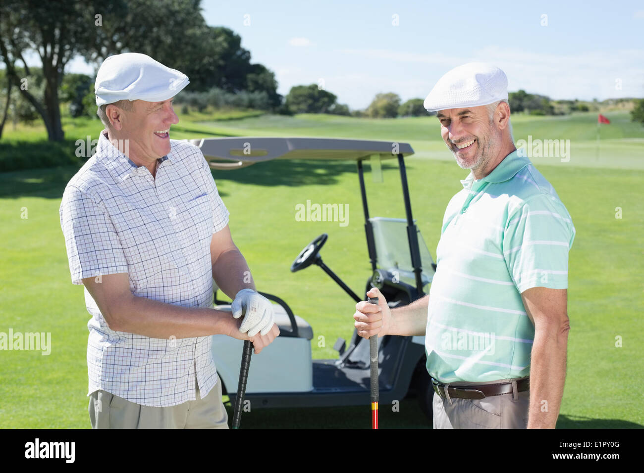 Le golf friends chatting en regard de leur Buggy Banque D'Images