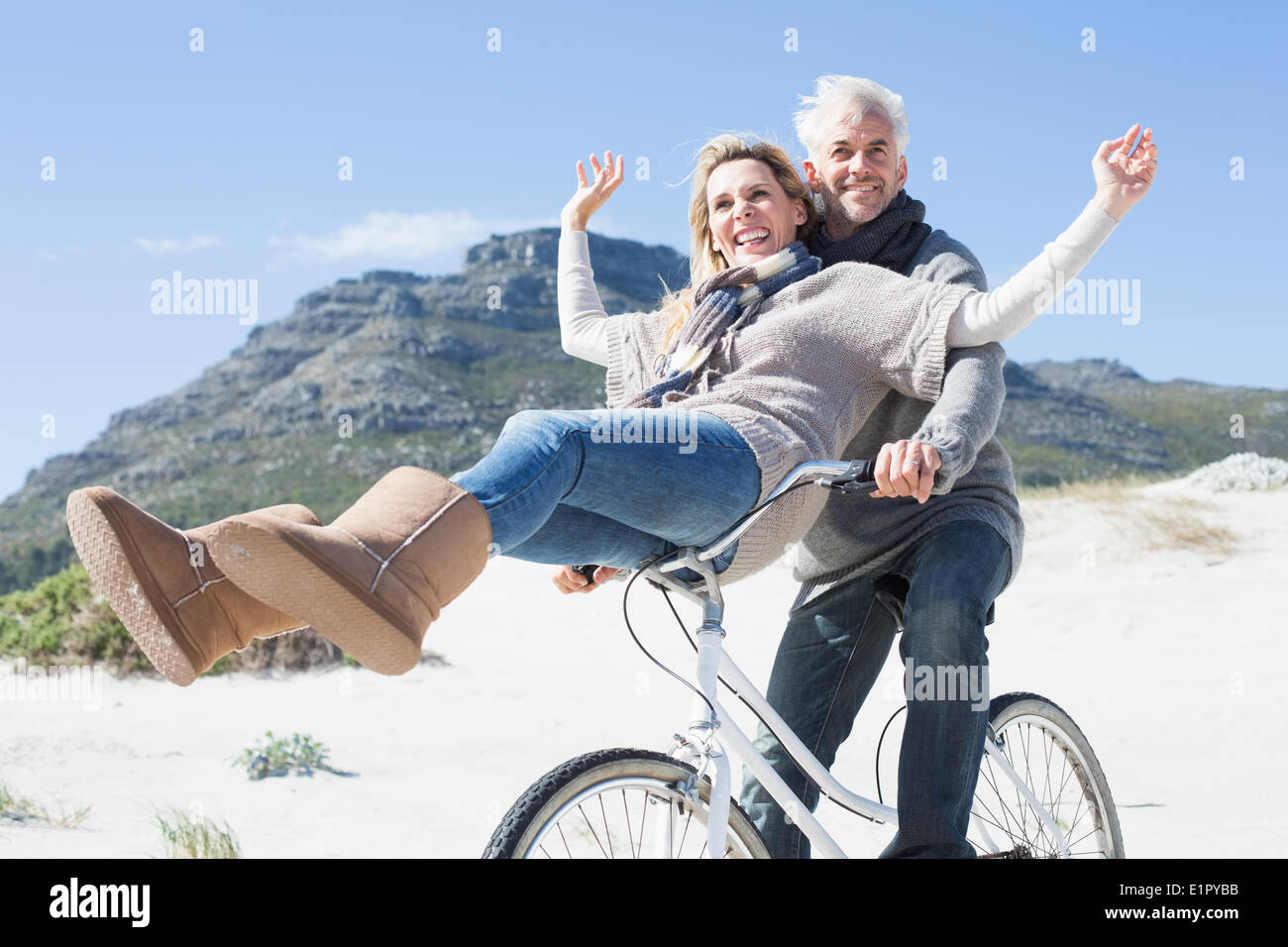 Carefree couple partir en promenade en vélo sur la plage Banque D'Images