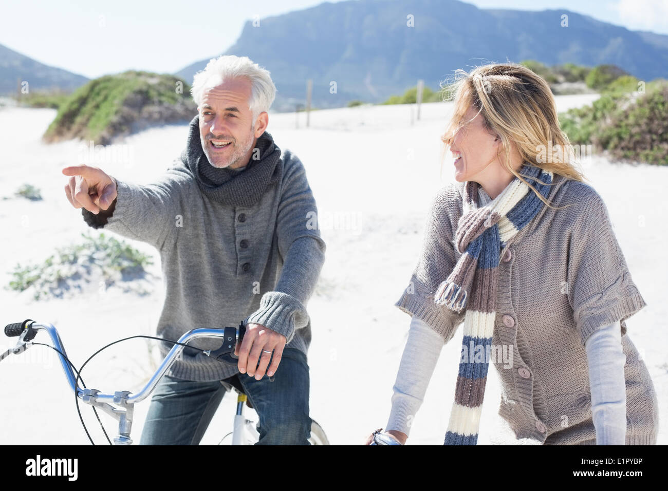 Carefree couple partir en balade à vélo et pique-nique sur la plage Banque D'Images
