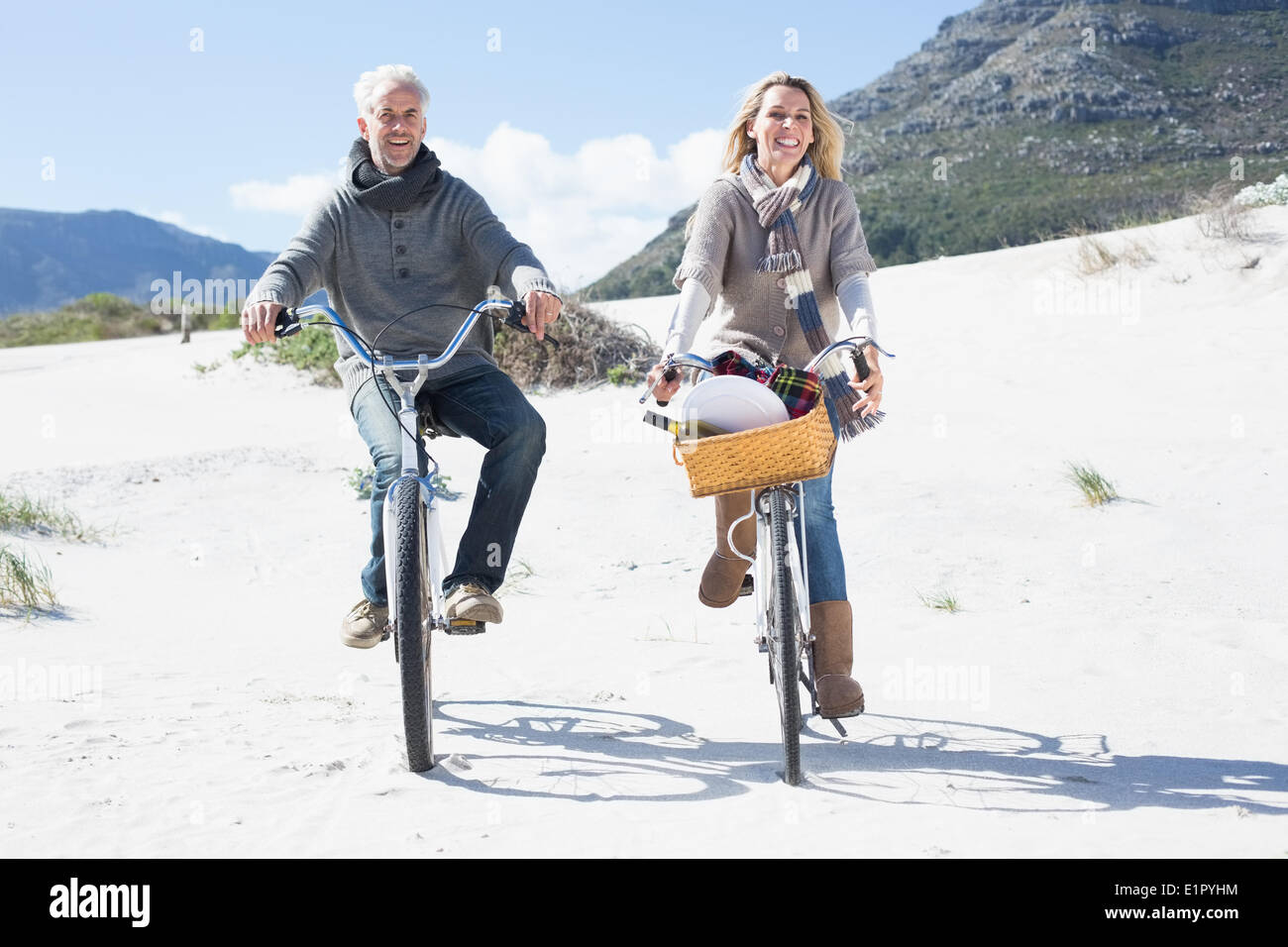 Carefree couple aller pour une promenade à vélo et pique-nique sur la plage Banque D'Images