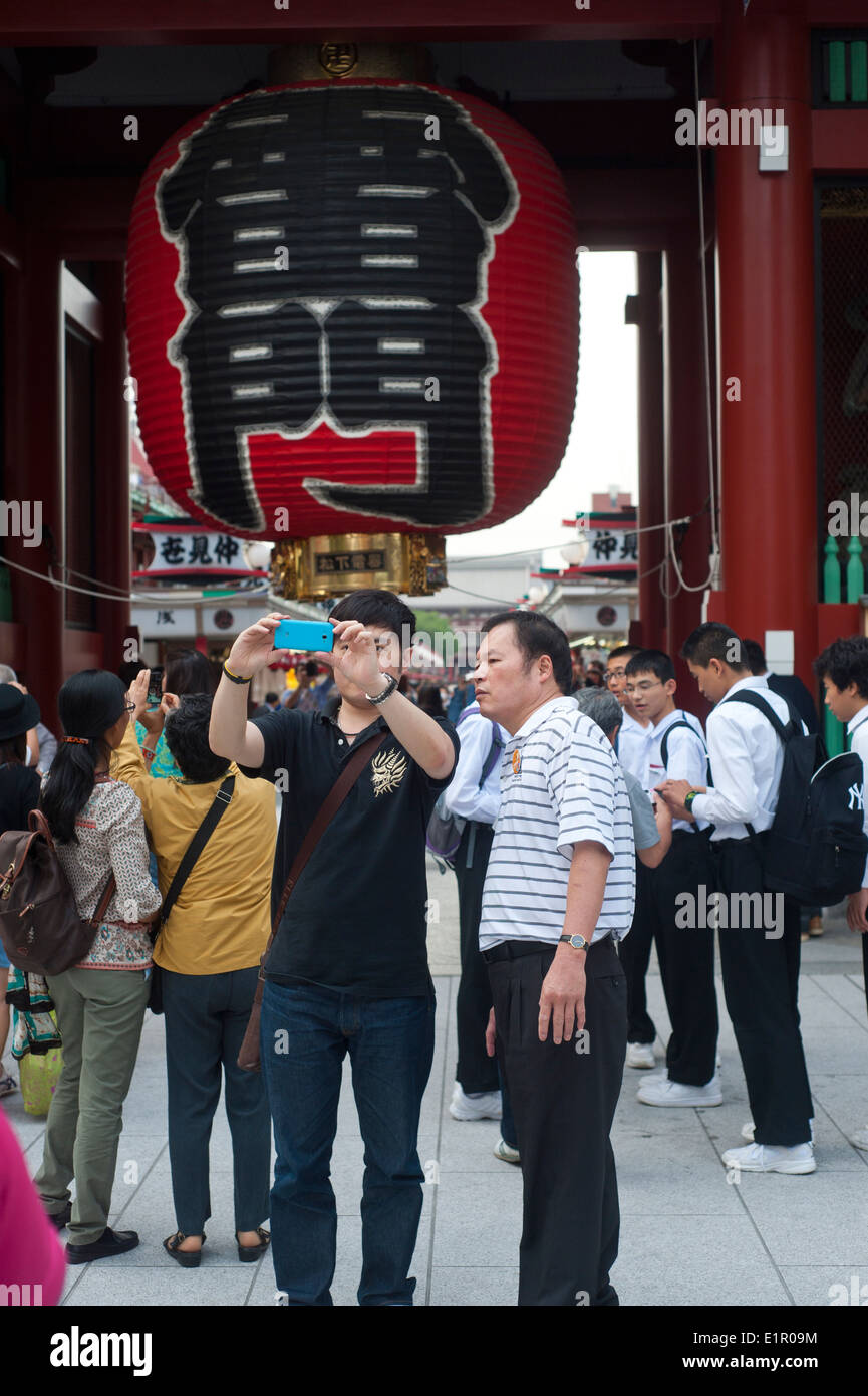 Tokyo Japon 2014 - quartier Asakusa touristes à grande lanterne rouge au temple SensoJi Banque D'Images