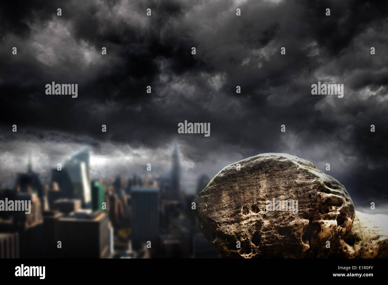 Gros rocher surplombant dark city Banque D'Images