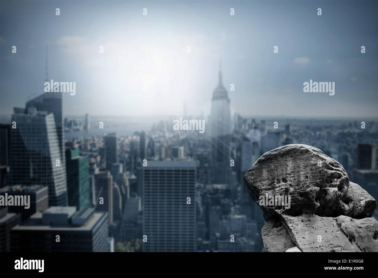 Gros rocher surplombant dark city Banque D'Images