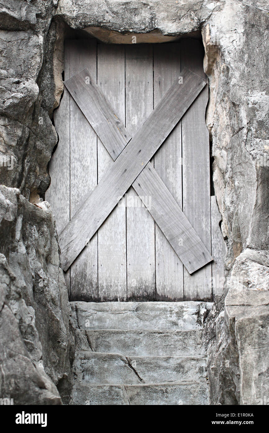 Vieille porte en bois est fermée, elle interdit. Banque D'Images