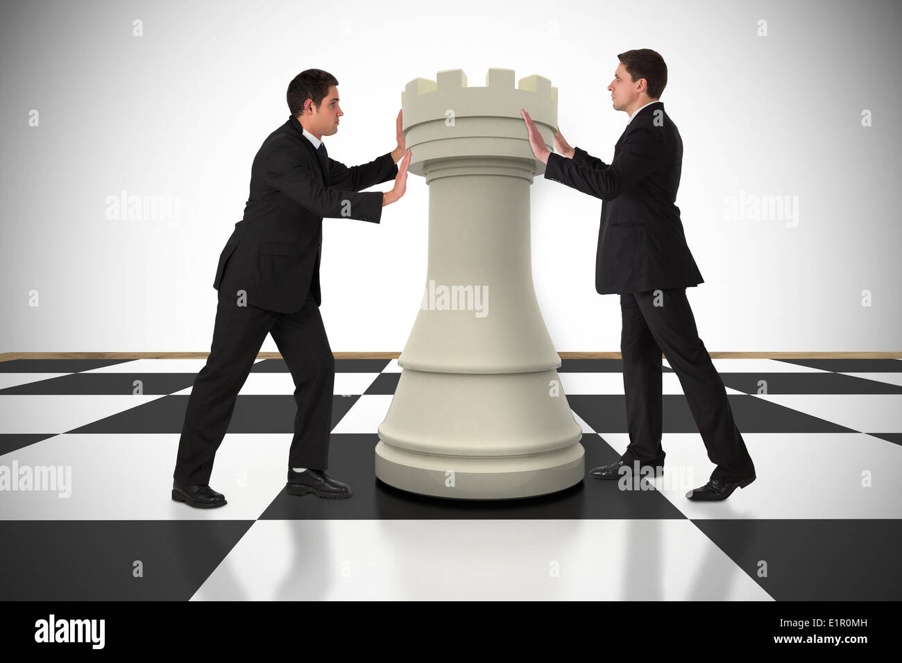 Image composite des gens d'affaires poussant chess piece Banque D'Images