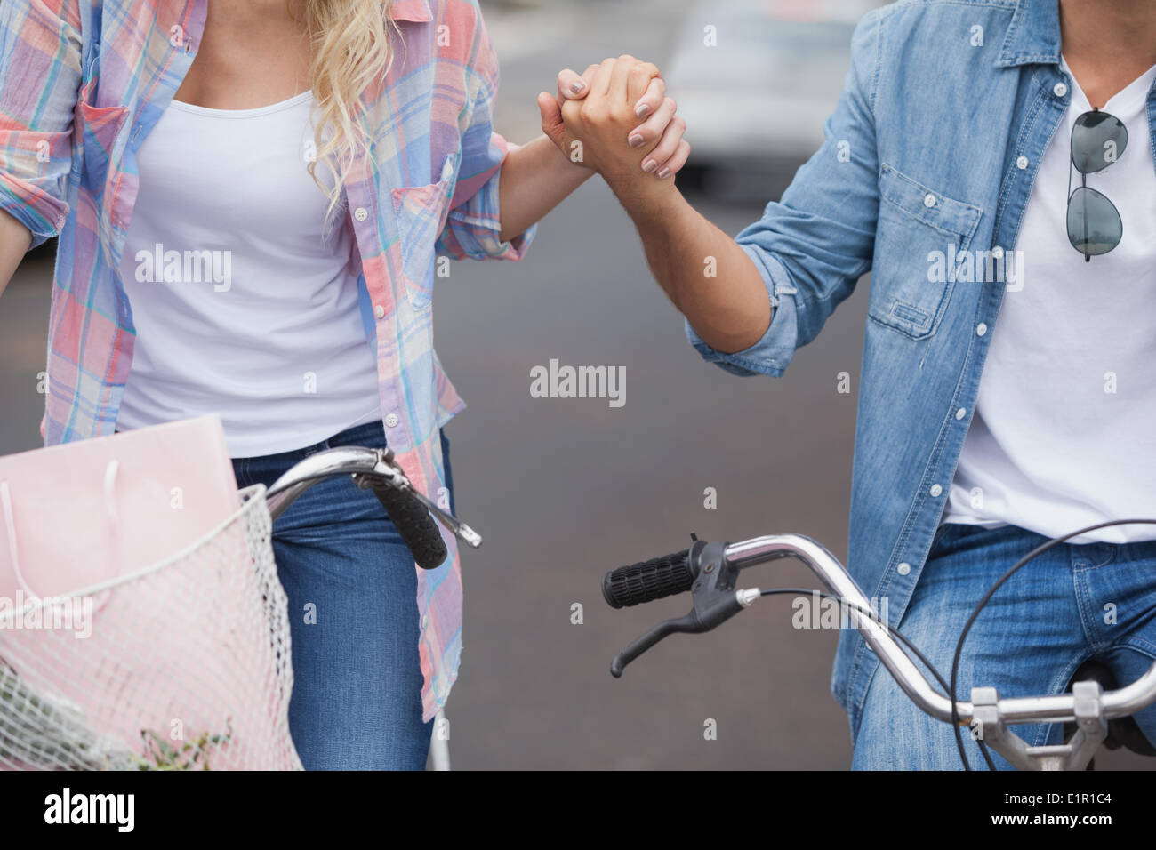 Jeune couple de la hanche aller pour une promenade à vélo Banque D'Images