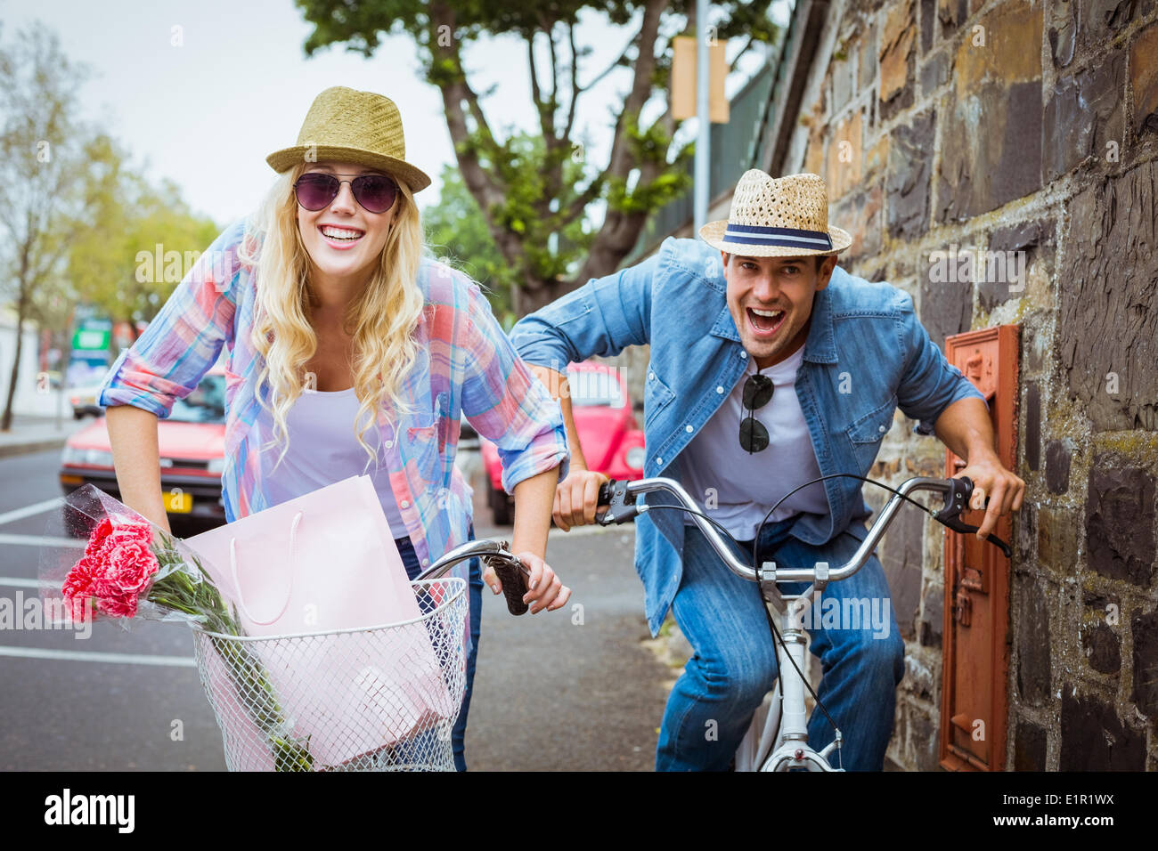 Jeune couple de la hanche sur une promenade à vélo Banque D'Images