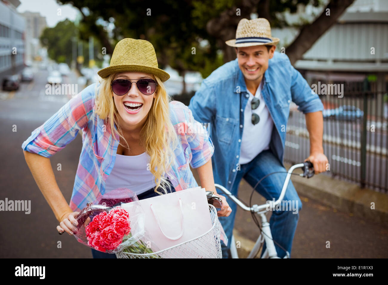 Jeune couple de la hanche aller pour une promenade à vélo Banque D'Images