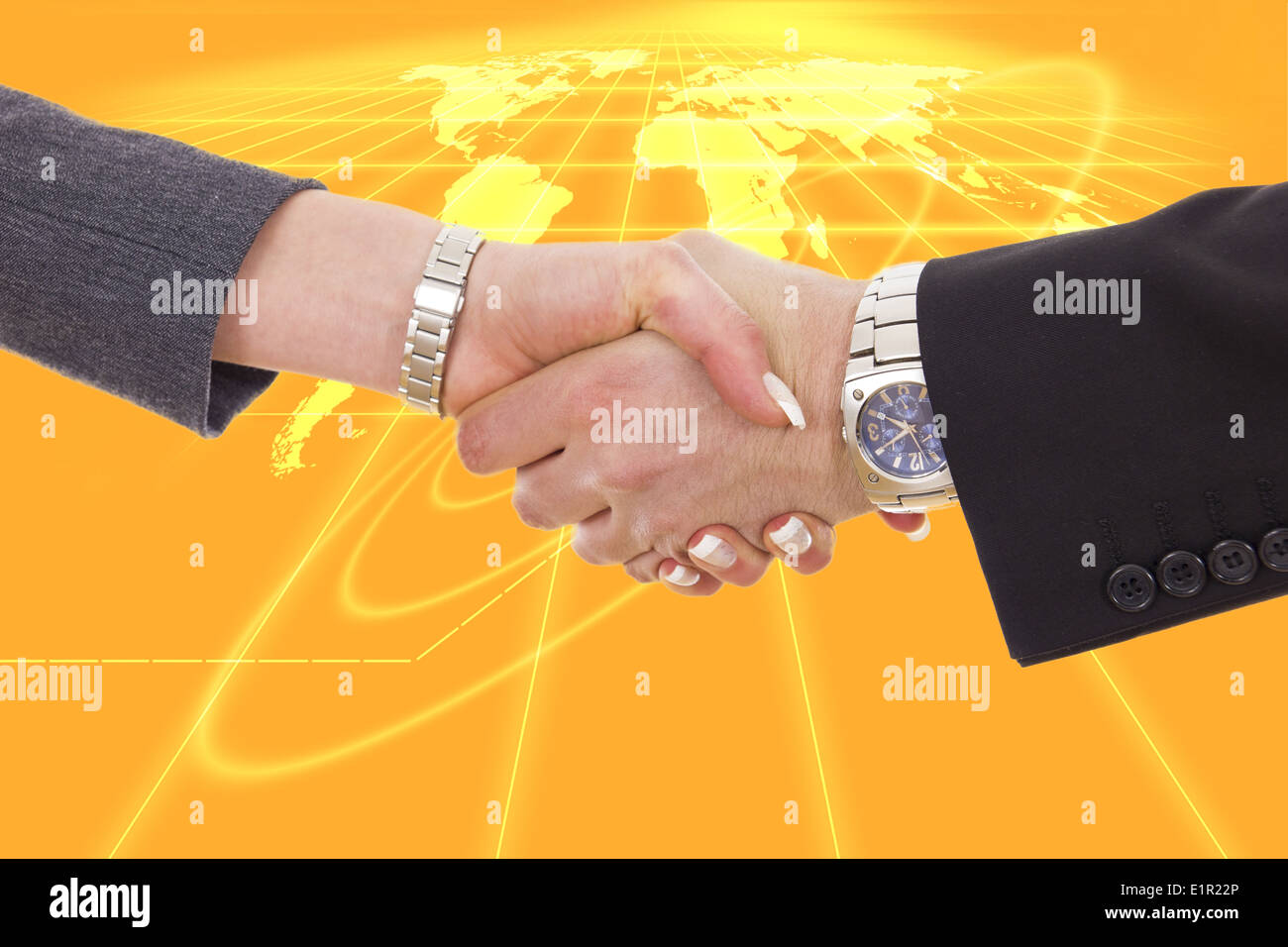 Serrer la main d'affaires entre deux personnes en face de la carte de la terre Banque D'Images Serrer la main d'affaires entre deux personnes en face de la carte de la terre Banque D'Images