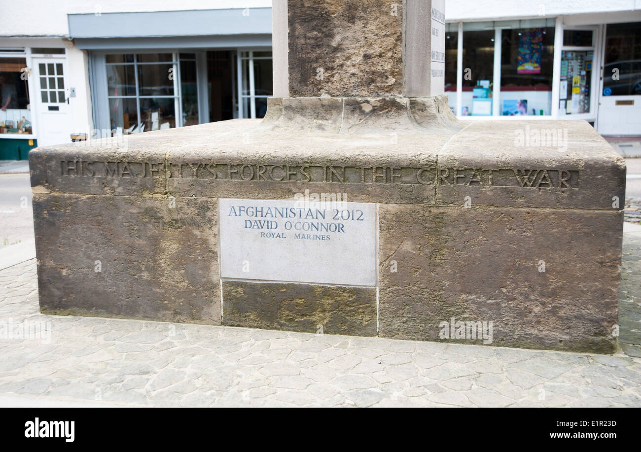 Plaque du Souvenir à David O'Connor, de la Marine royale qui a perdu la vie en Afghanistan en 2012 au Monument aux Morts à Midhurst UK Banque D'Images