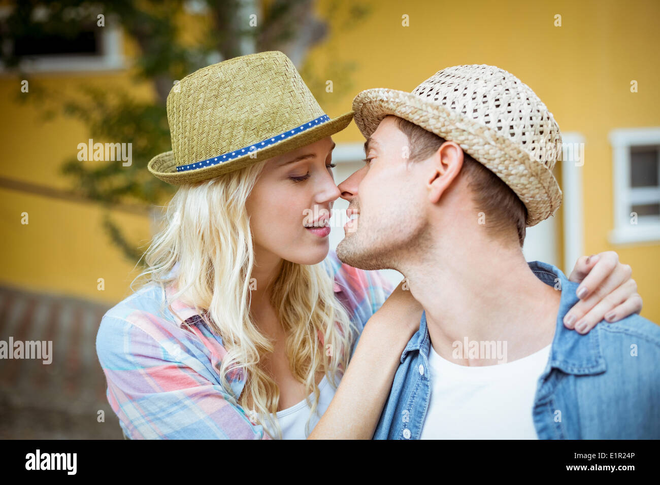 Jeune couple sur la hanche à baiser Banque D'Images