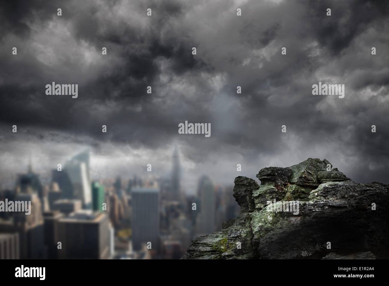 Gros rocher surplombant dark city Banque D'Images