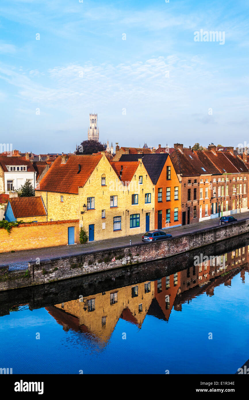 Maisons médiévales reflète dans le canal le long de la Predikherenrei à Bruges, Belgique, avec son Beffroy, dans la distance. Banque D'Images