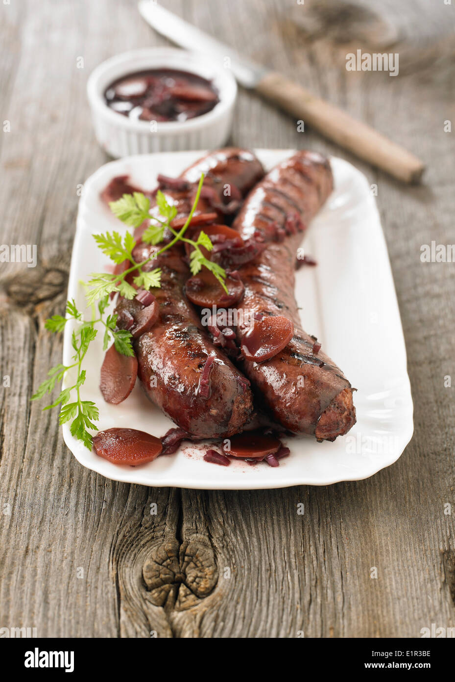 Saucisses grillées de Toulouse ,vin,sauce à l'oignon et la carotte Banque D'Images