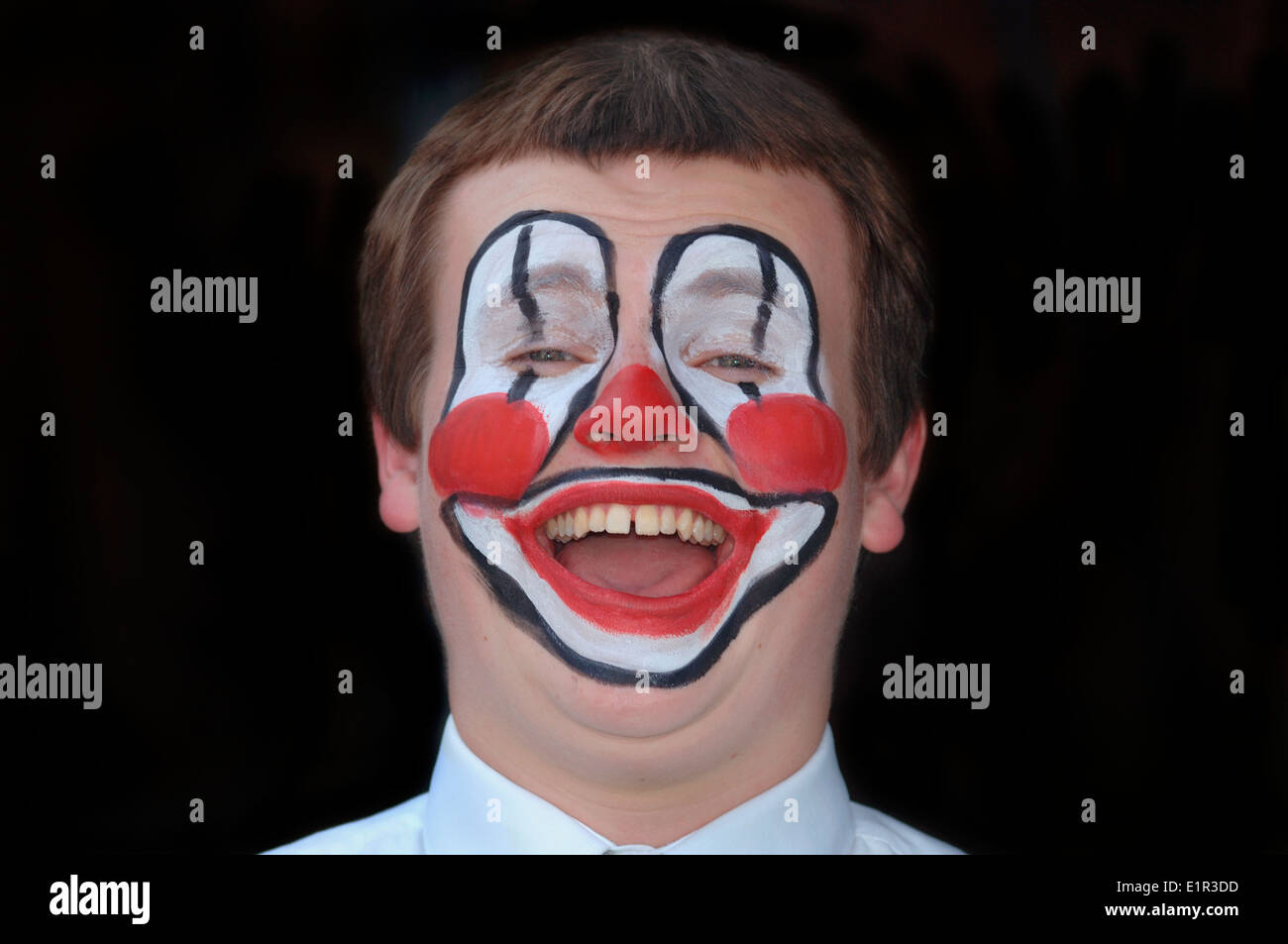 Teenage Homme avec un visage peint des clowns. Banque D'Images