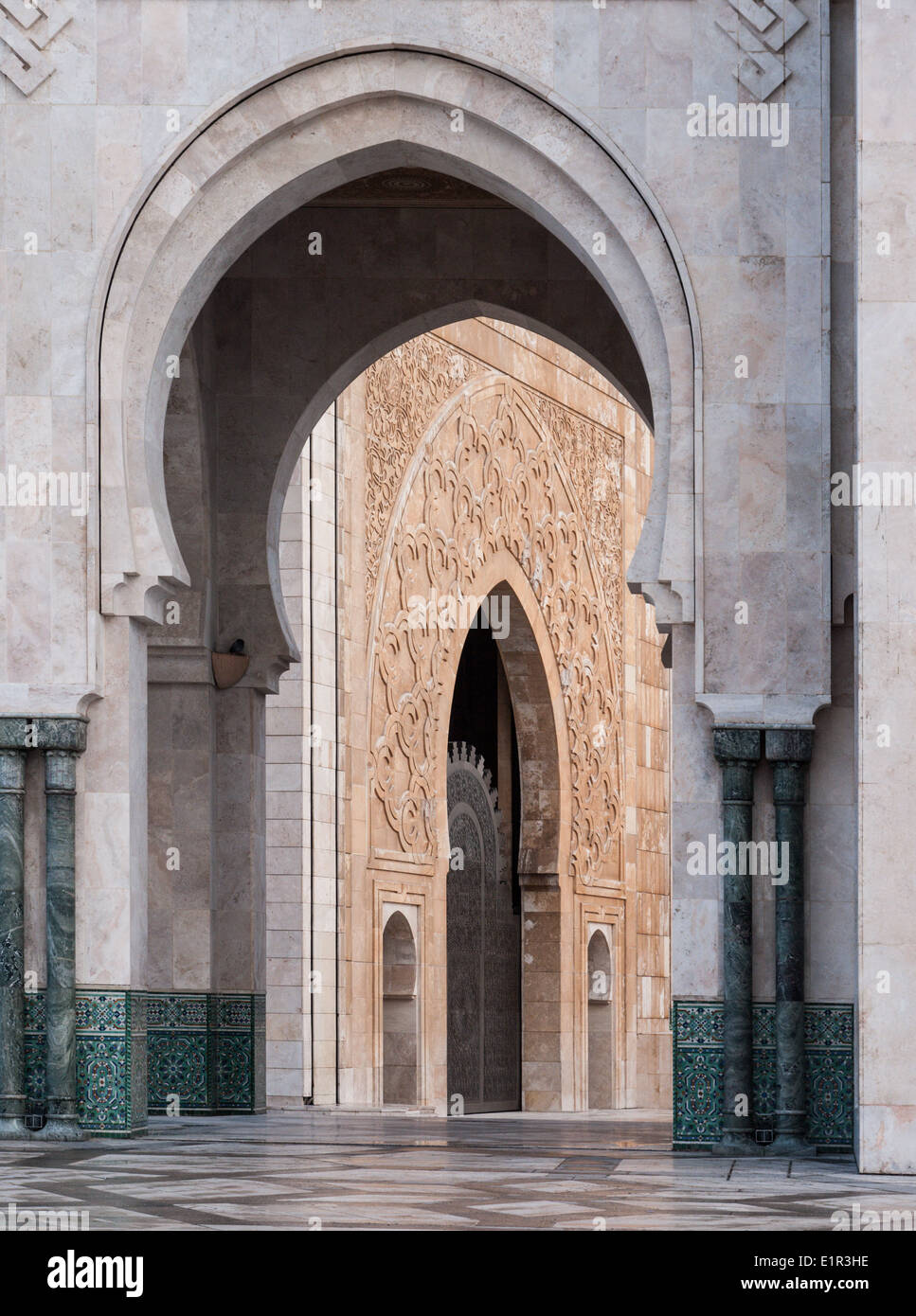 Arcades dans la Mosquée Hassan II, Casablanca, Maroc Banque D'Images