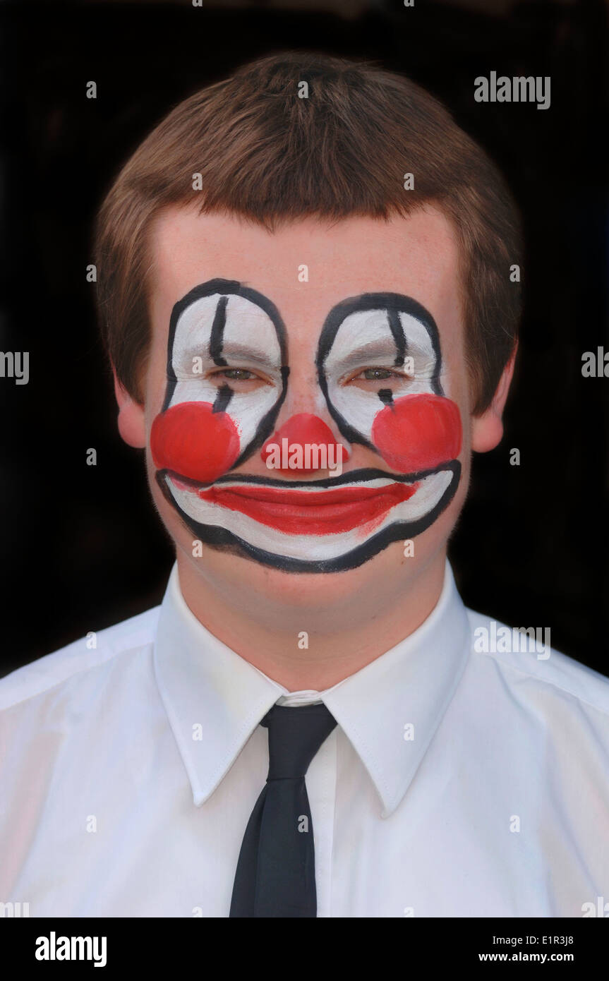 Teenage Homme avec un visage peint des clowns. Banque D'Images