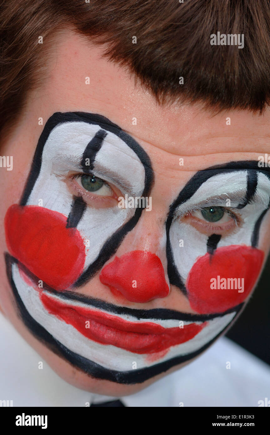 Teenage Homme avec un visage peint des clowns. Banque D'Images