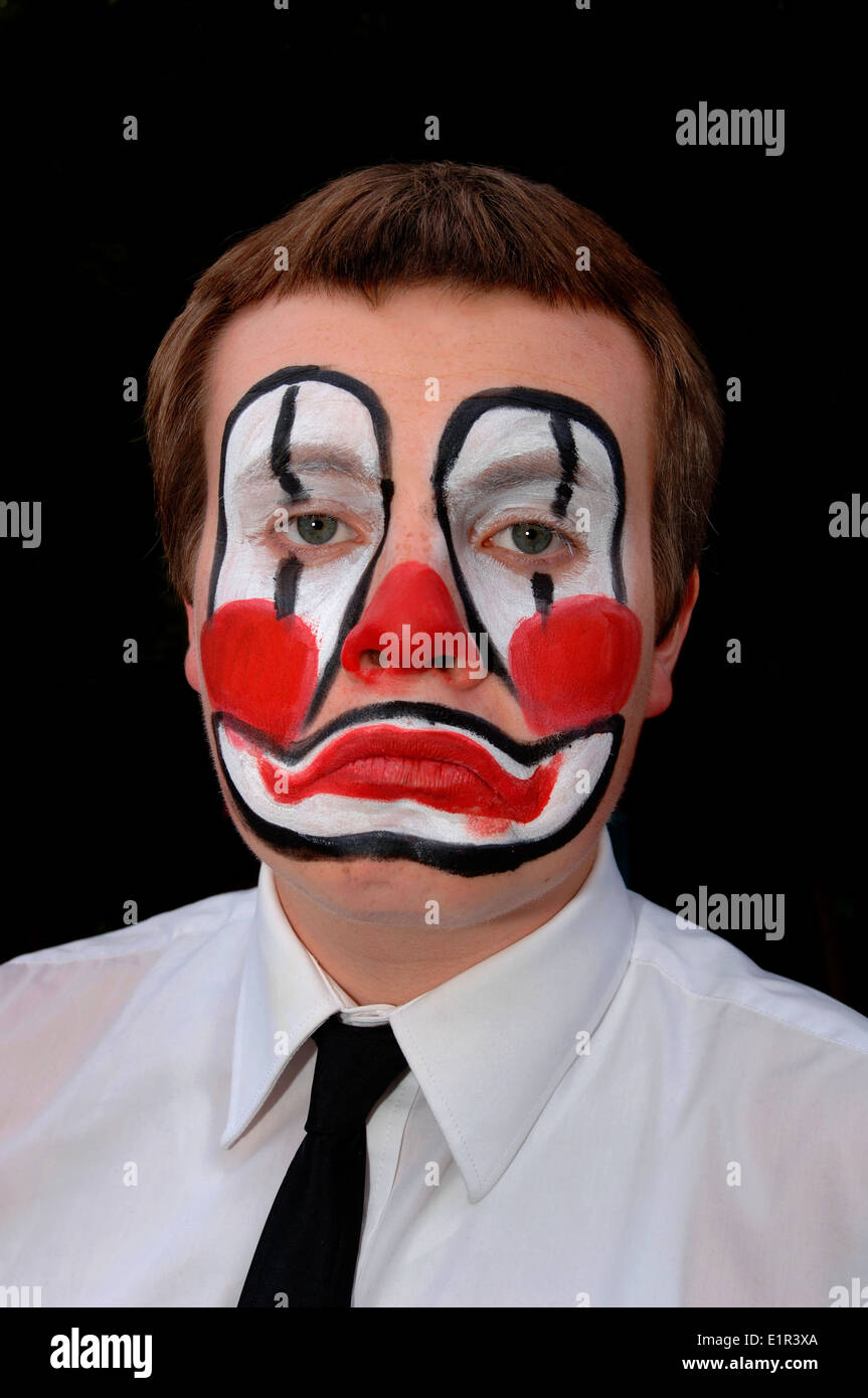 Teenage Homme avec un visage peint des clowns. Banque D'Images