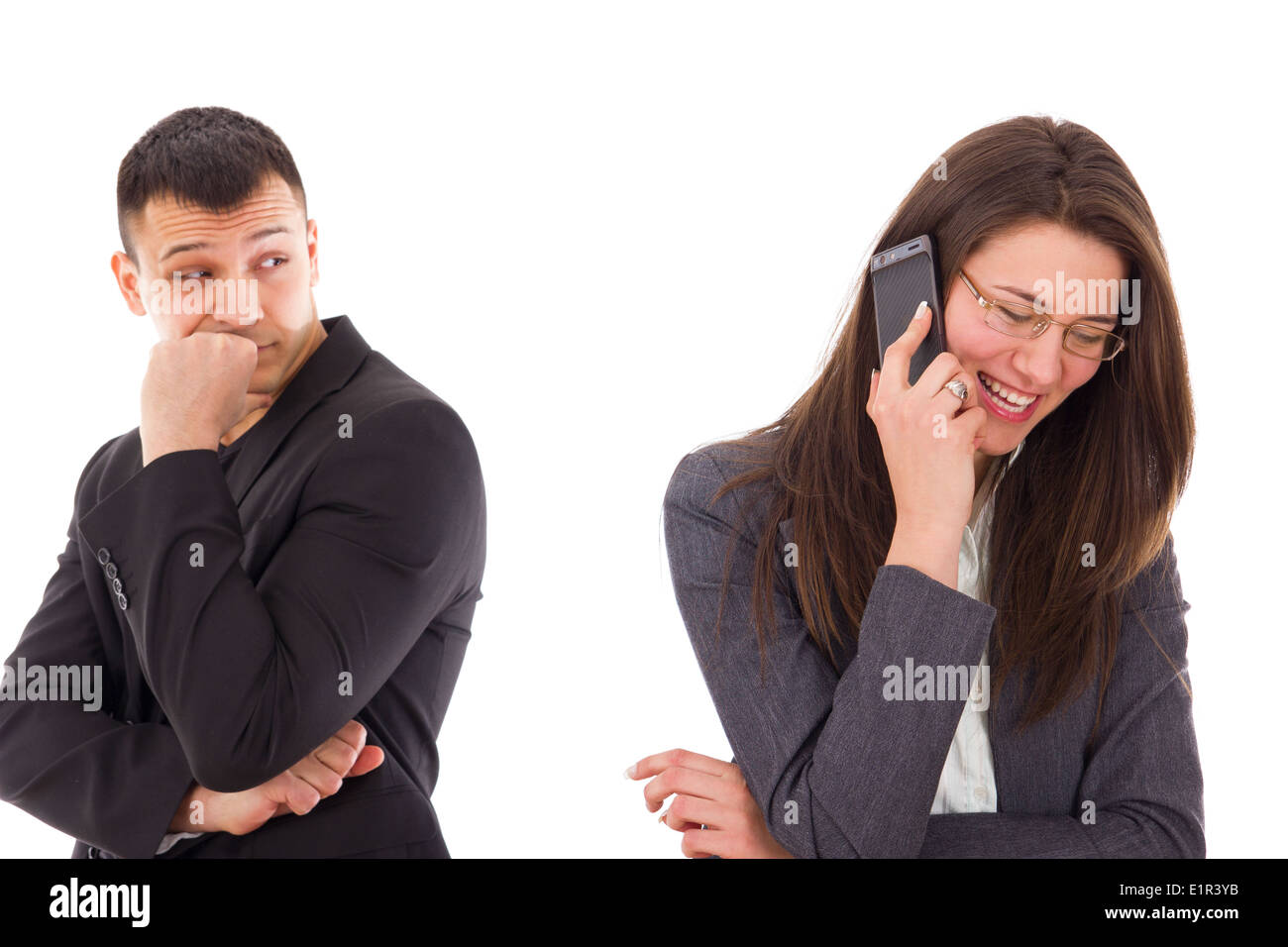 L'homme suspect regardant sa femme parlant au téléphone smiling Banque D'Images